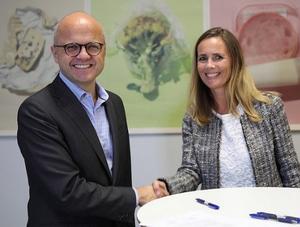 Klima- og miljøminister Vidar Helgesen og Markedsdirektør i Insula AS, Camilla Beck Sætre er enige om å arbeid for å reduserer matsvinn.